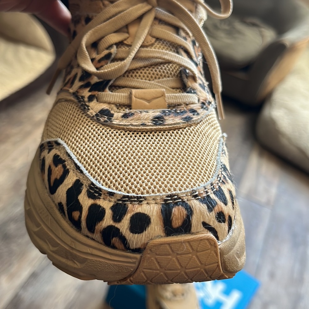Hoka Sand Leopard bondi x eg size 7